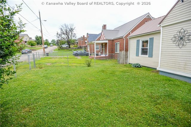 902 S B Street, St Albans, WV 25177
