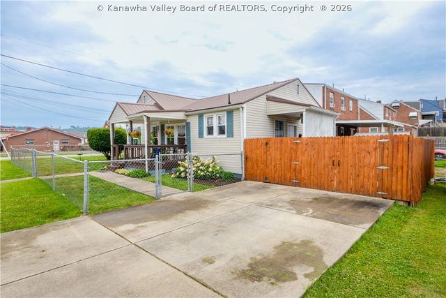 902 S B Street, St Albans, WV 25177