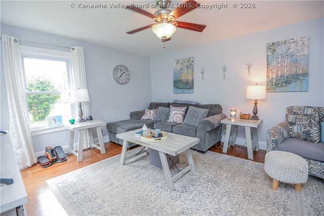 902 S B Street, St Albans, WV 25177