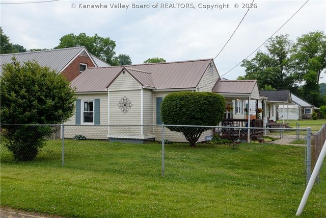 902 S B Street, St Albans, WV 25177