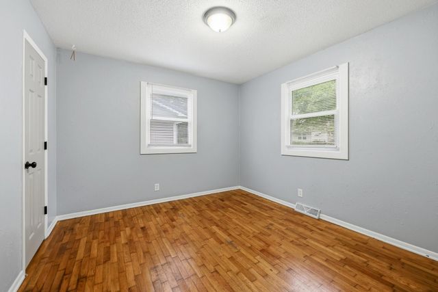 1302 S Estate Avenue, Springfield, MO 65804