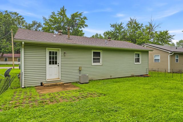 1302 S Estate Avenue, Springfield, MO 65804