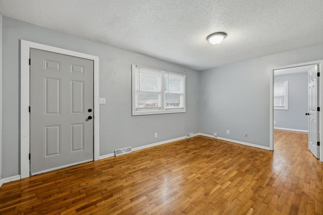1302 S Estate Avenue, Springfield, MO 65804