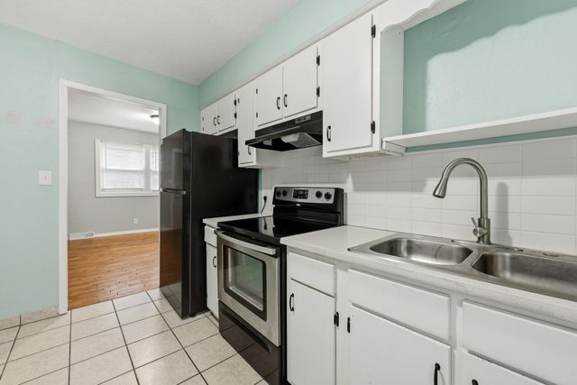 1302 S Estate Avenue, Springfield, MO 65804