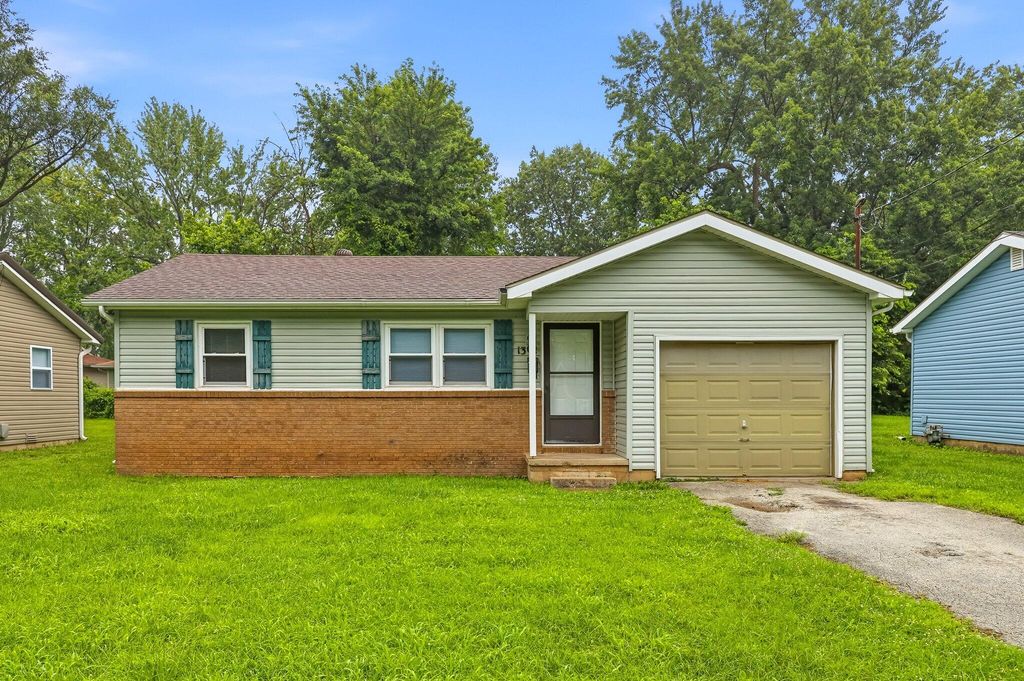1302 S Estate Avenue, Springfield, MO 65804