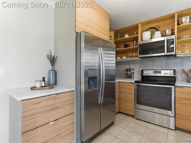 1087 Eagle Nest Drive, Rochester, MI 48306