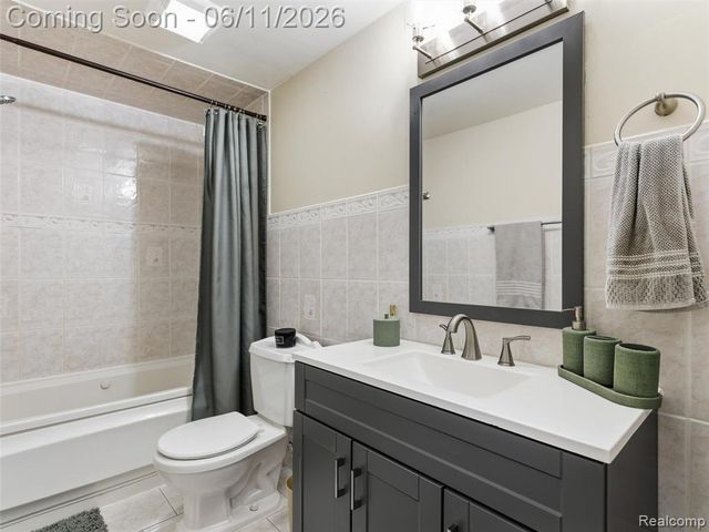 1087 Eagle Nest Drive, Rochester, MI 48306