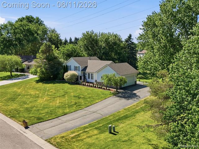 1087 Eagle Nest Drive, Rochester, MI 48306