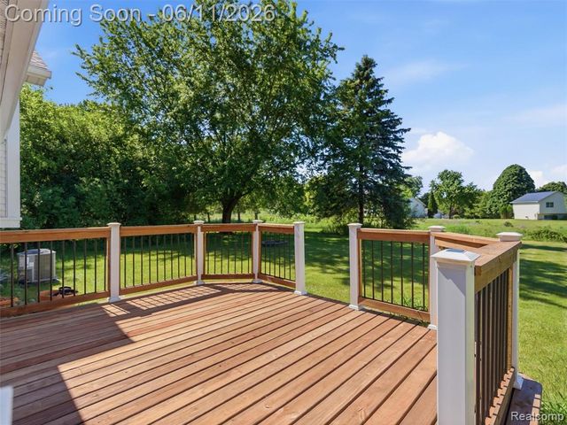 1087 Eagle Nest Drive, Rochester, MI 48306