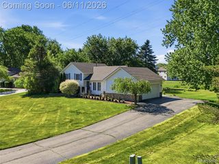 1087 Eagle Nest Drive, Rochester, MI 48306