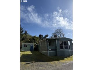 105 Beach Blvd E, Winchester Bay, OR 97467