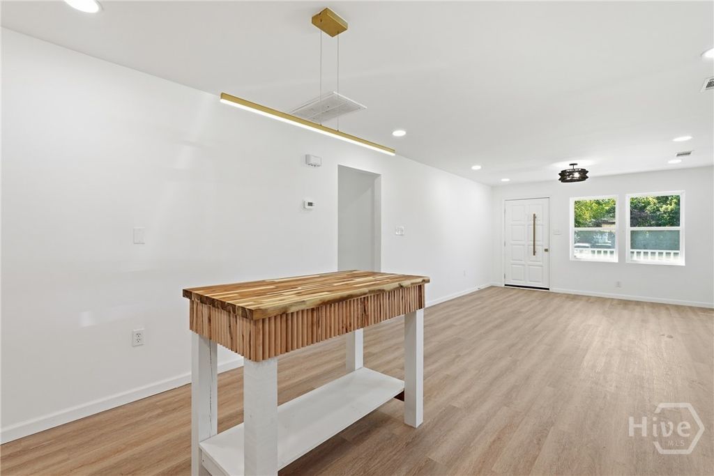 Image 10 of property listing at 212 Fell Street, Savannah, GA 31415