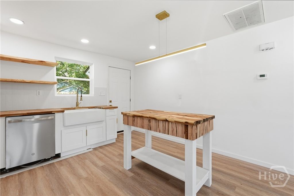 Image 11 of property listing at 212 Fell Street, Savannah, GA 31415