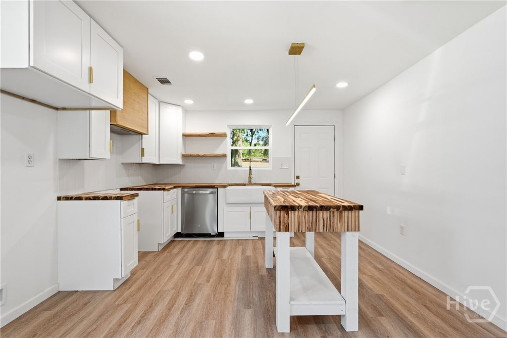 Image 12 of property listing at 212 Fell Street, Savannah, GA 31415