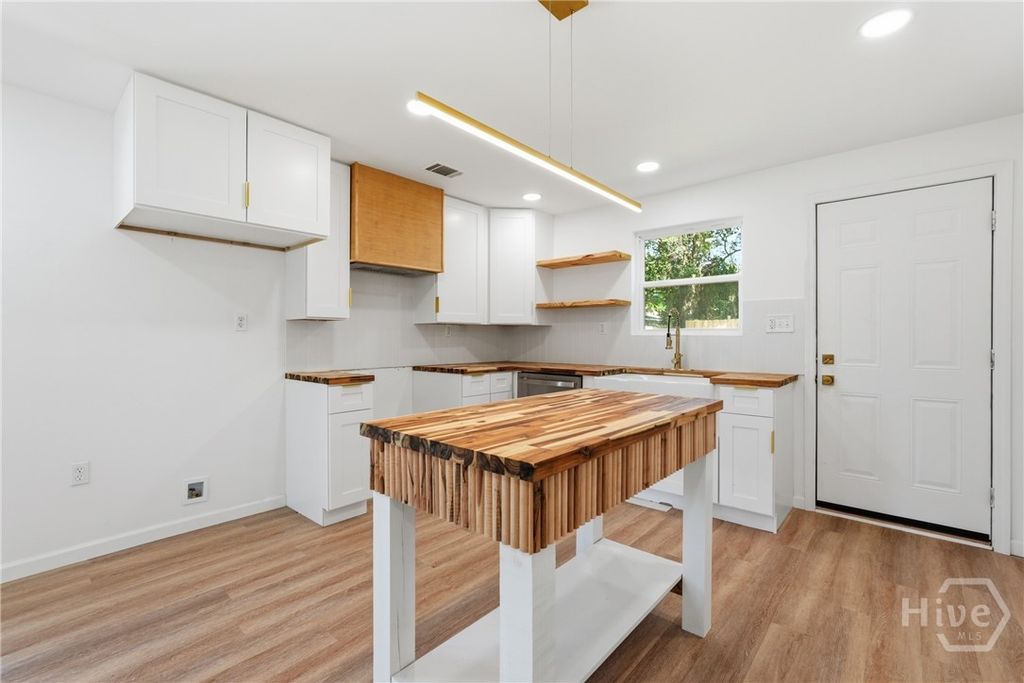 Image 13 of property listing at 212 Fell Street, Savannah, GA 31415