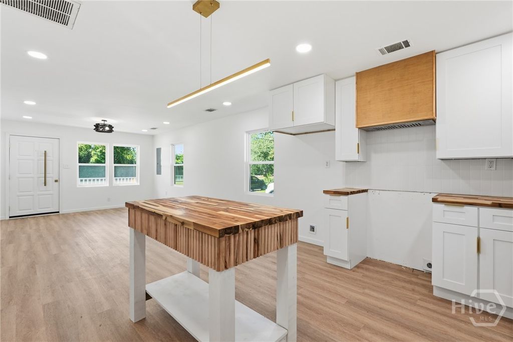 Image 9 of property listing at 212 Fell Street, Savannah, GA 31415