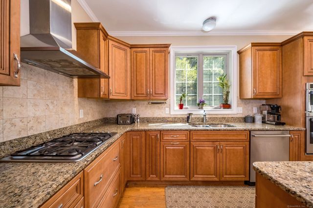 98 Arbor Crossing, East Lyme, CT 06333