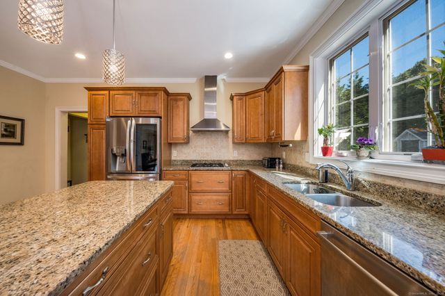 98 Arbor Crossing, East Lyme, CT 06333