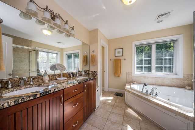98 Arbor Crossing, East Lyme, CT 06333