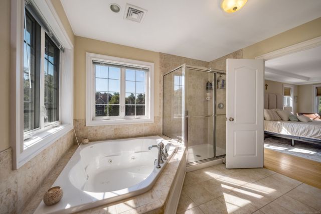 98 Arbor Crossing, East Lyme, CT 06333