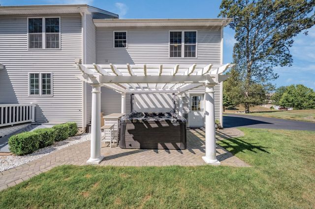 98 Arbor Crossing, East Lyme, CT 06333