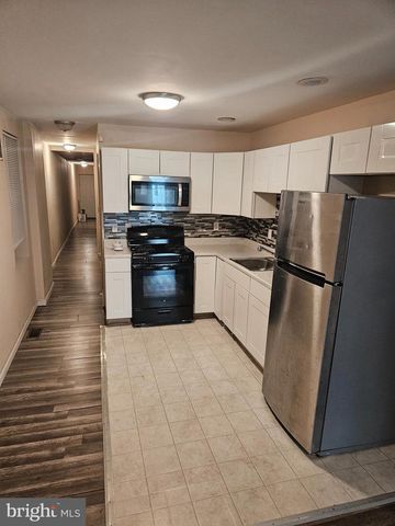 546 WALNUT ST, Camden, NJ 08103