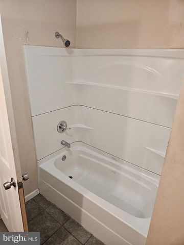 546 WALNUT ST, Camden, NJ 08103