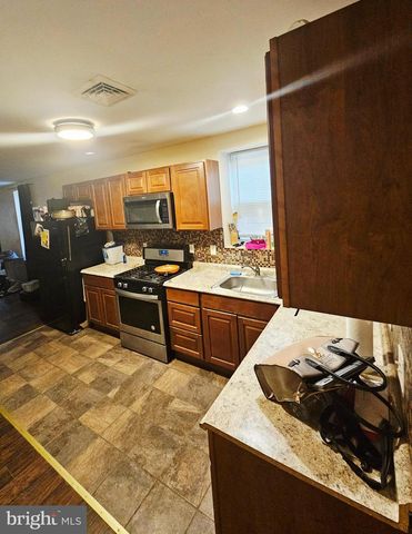 546 WALNUT ST, Camden, NJ 08103