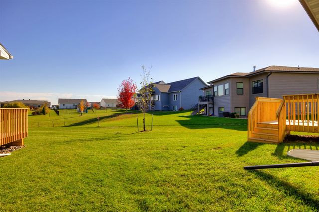 16619 Walnut Meadows Drive, Urbandale, IA 50323