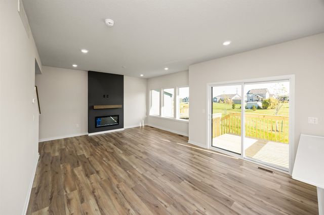 16619 Walnut Meadows Drive, Urbandale, IA 50323