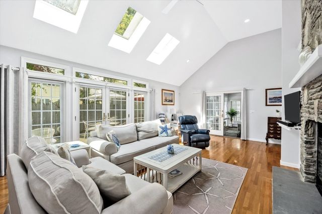 103 Sandcastle Dr, Falmouth, MA 02536