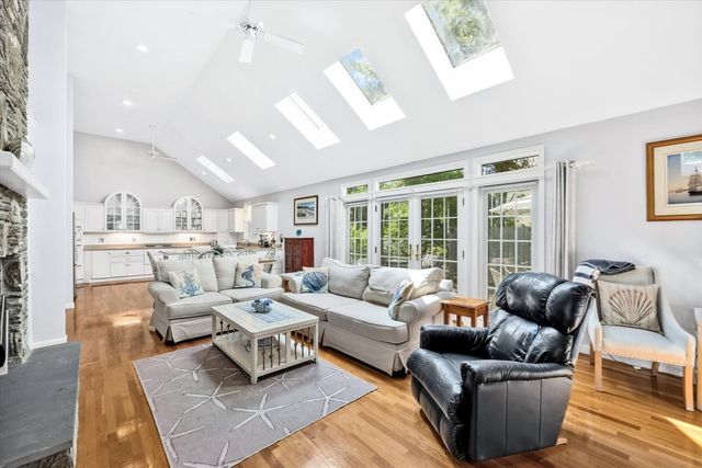 103 Sandcastle Dr, Falmouth, MA 02536