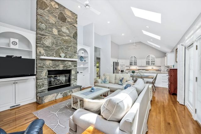 103 Sandcastle Dr, Falmouth, MA 02536