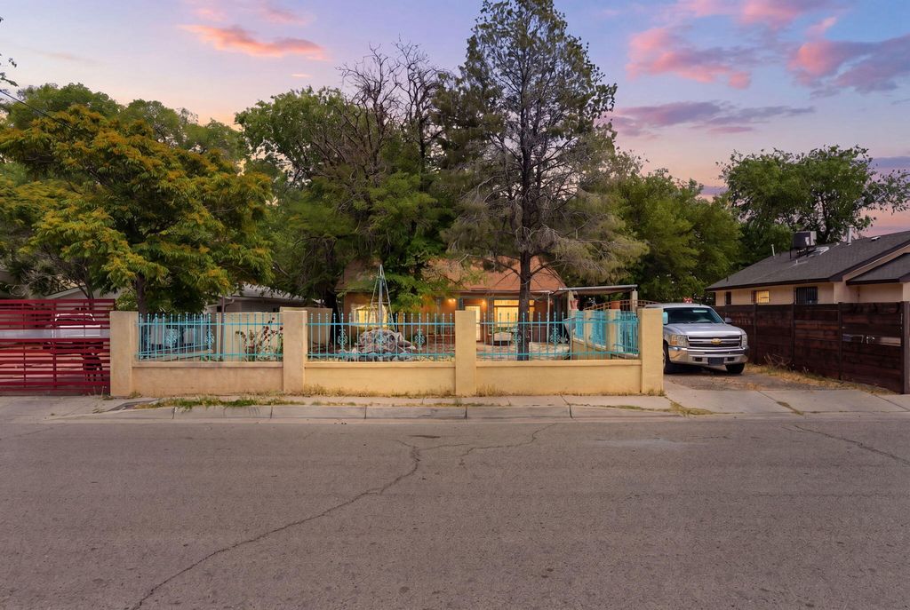 314 49th Street NW, Albuquerque, NM 87105