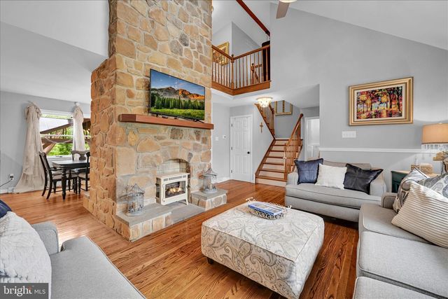 100 LAKEVIEW DR, Elverson, PA 19520