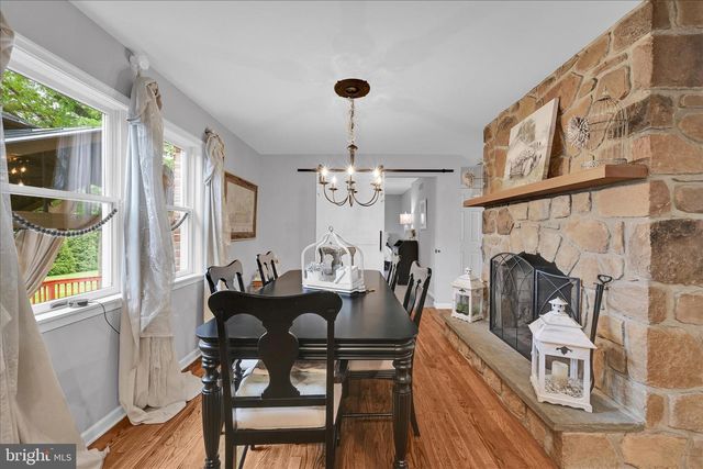 100 LAKEVIEW DR, Elverson, PA 19520