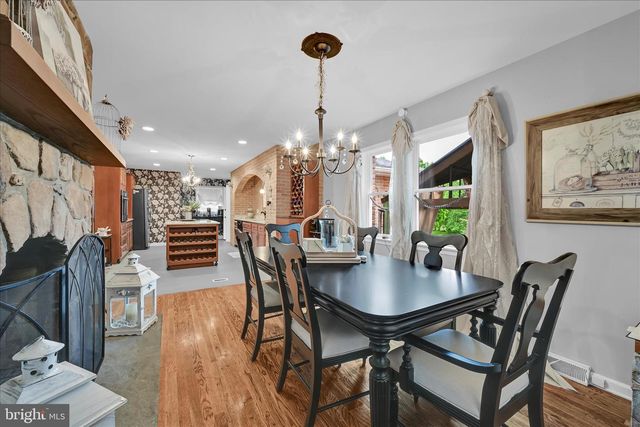 100 LAKEVIEW DR, Elverson, PA 19520