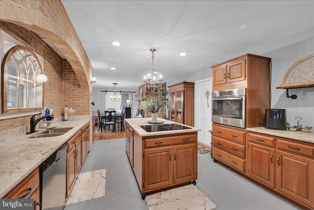 100 LAKEVIEW DR, Elverson, PA 19520