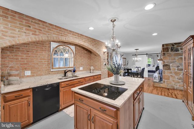 100 LAKEVIEW DR, Elverson, PA 19520