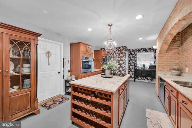100 LAKEVIEW DR, Elverson, PA 19520