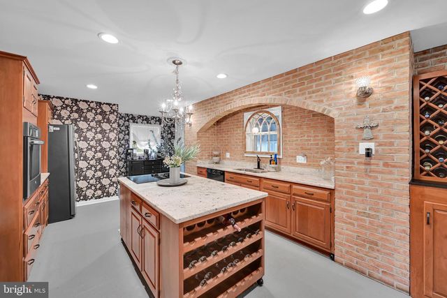 100 LAKEVIEW DR, Elverson, PA 19520