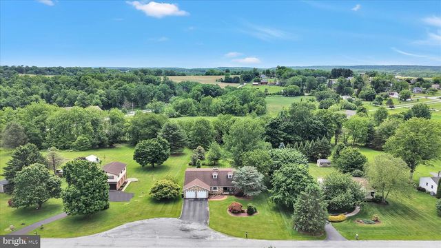 100 LAKEVIEW DR, Elverson, PA 19520