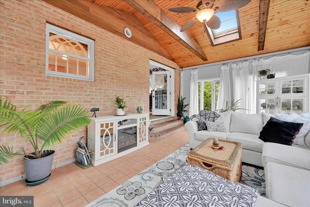100 LAKEVIEW DR, Elverson, PA 19520