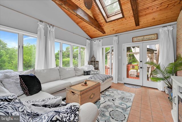 100 LAKEVIEW DR, Elverson, PA 19520