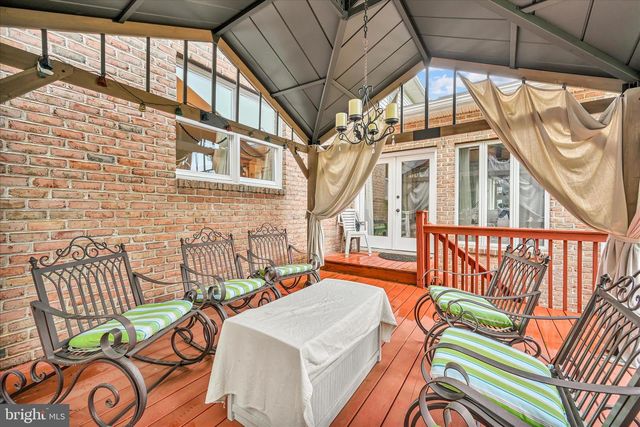 100 LAKEVIEW DR, Elverson, PA 19520