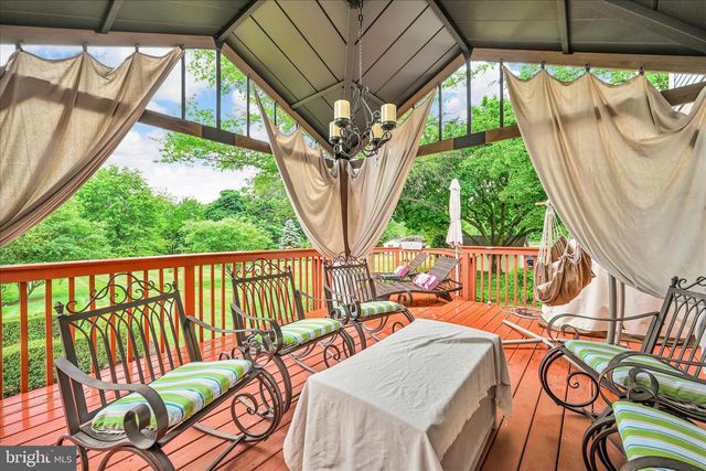 100 LAKEVIEW DR, Elverson, PA 19520