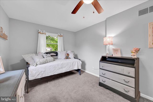 100 LAKEVIEW DR, Elverson, PA 19520
