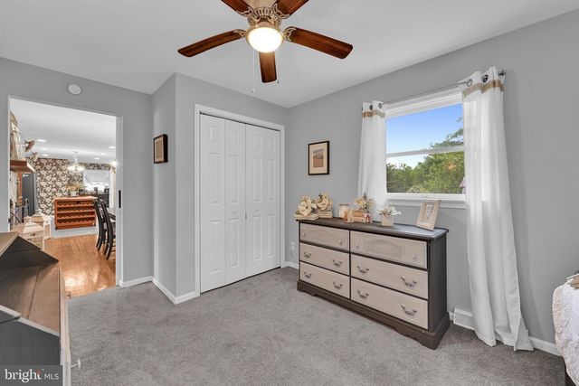 100 LAKEVIEW DR, Elverson, PA 19520