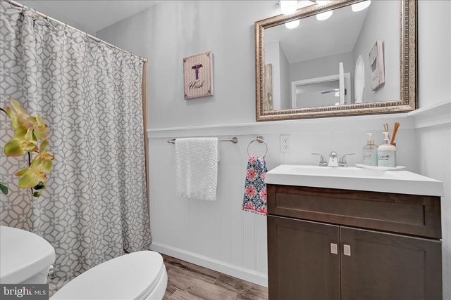 100 LAKEVIEW DR, Elverson, PA 19520