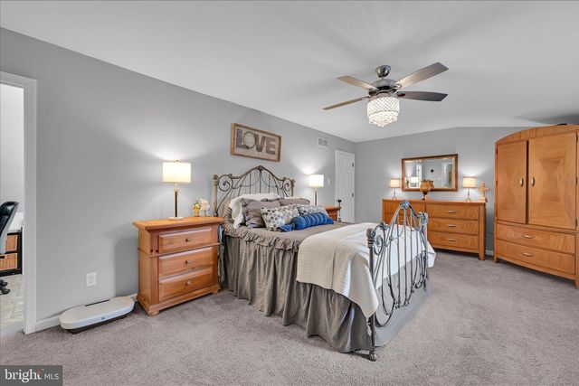 100 LAKEVIEW DR, Elverson, PA 19520